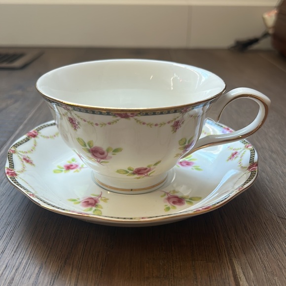 Grace’s Teaware cup and saucer with matching box. - Picture 3 of 8